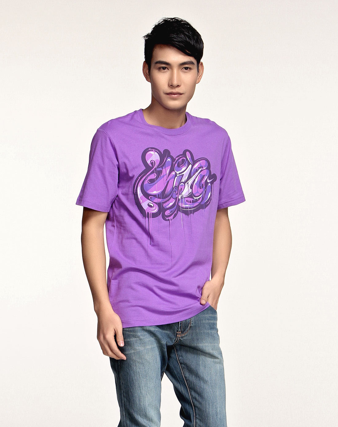 男子浅紫色短袖t恤