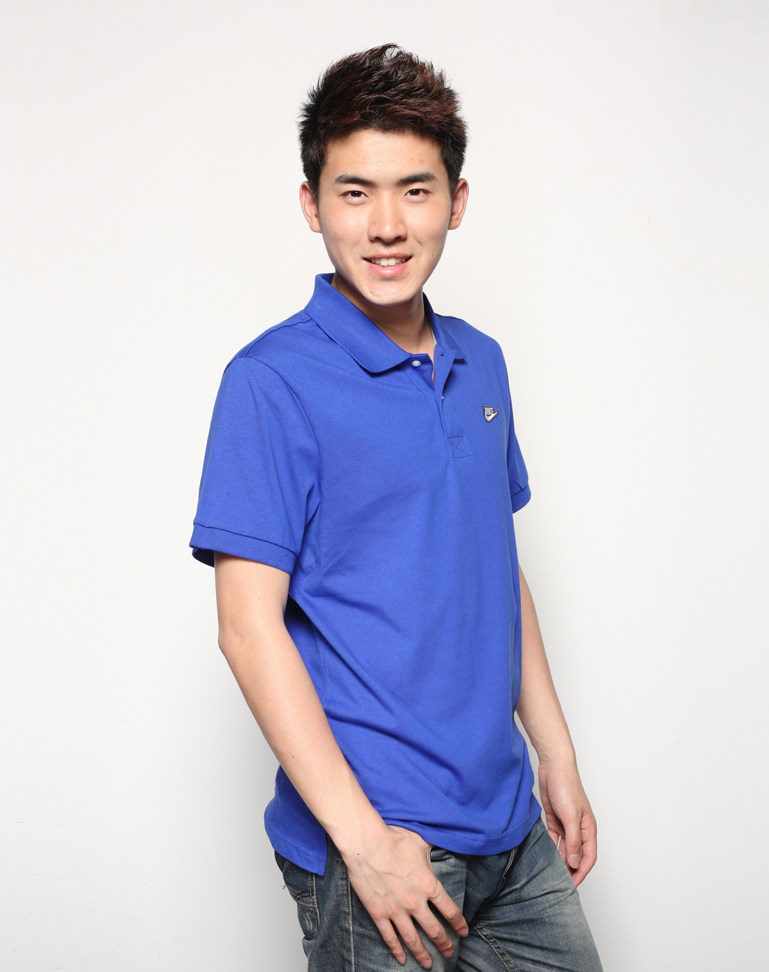 男子蓝色短袖polo衫