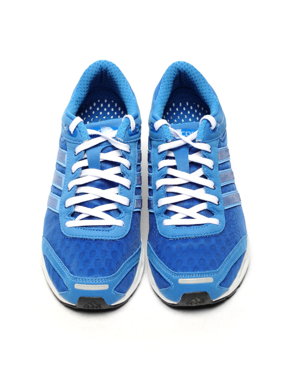 男子蓝色跑步鞋