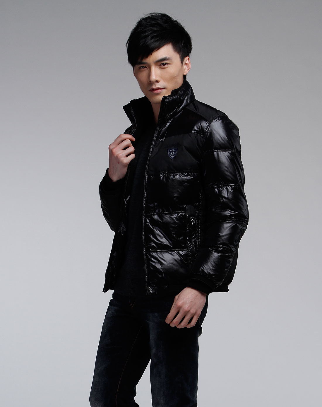 男款黑色拉链亮面长袖羽绒服
