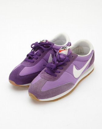 灰紫色时尚活力经典运动鞋