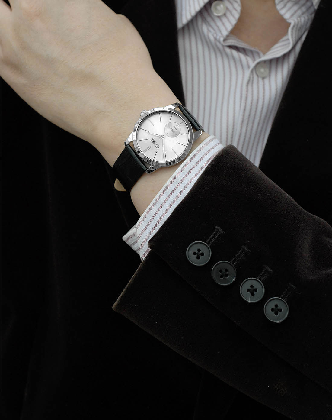 2、男士戴哪款手表好看？腰带还是金属腰带？什么颜色的表盘？ 