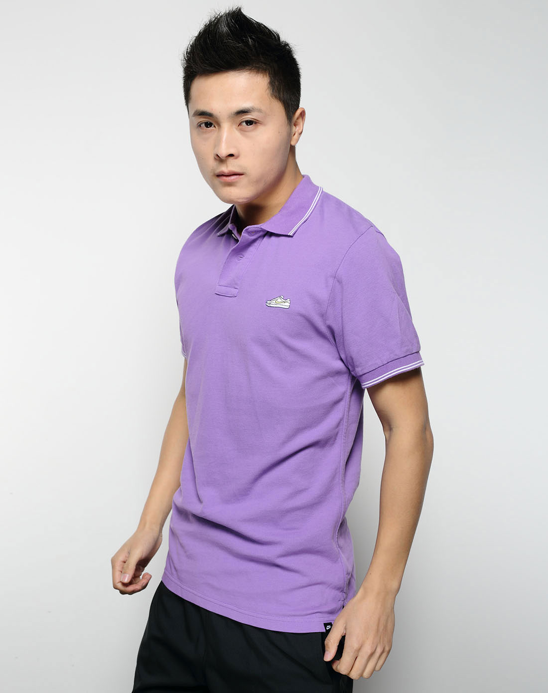 男子紫色短袖polo衫
