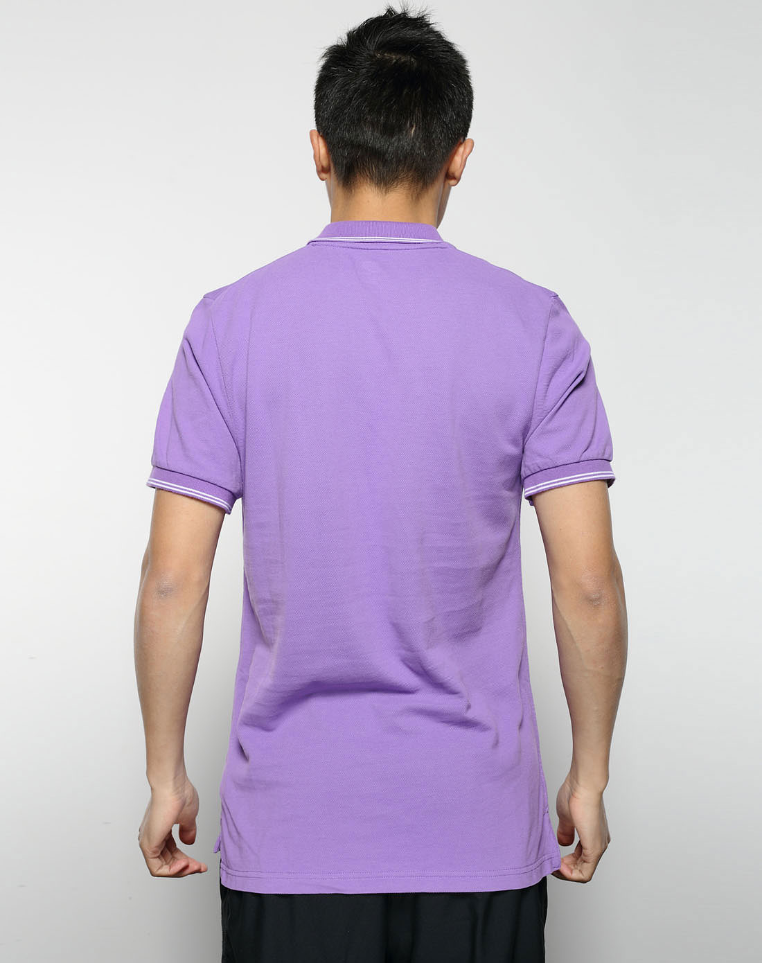 男子紫色短袖polo衫
