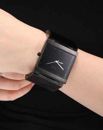 2、今天，我看到一位女士带着一块漂亮的手表。 “我一般记得表盘很大而且是黑色塑料，表带是黑色皮革”
