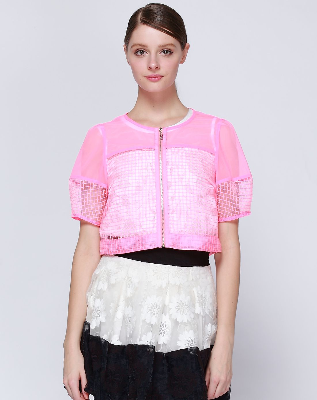 荧光粉色衣服搭配图片(荧光粉短裤搭配什么颜色上衣)