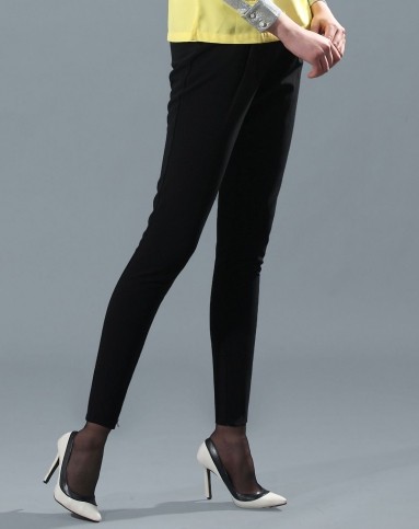 白衣服黑色裤子美女_美女裤子前巨大深沟_性感白裤子美女-行业新闻