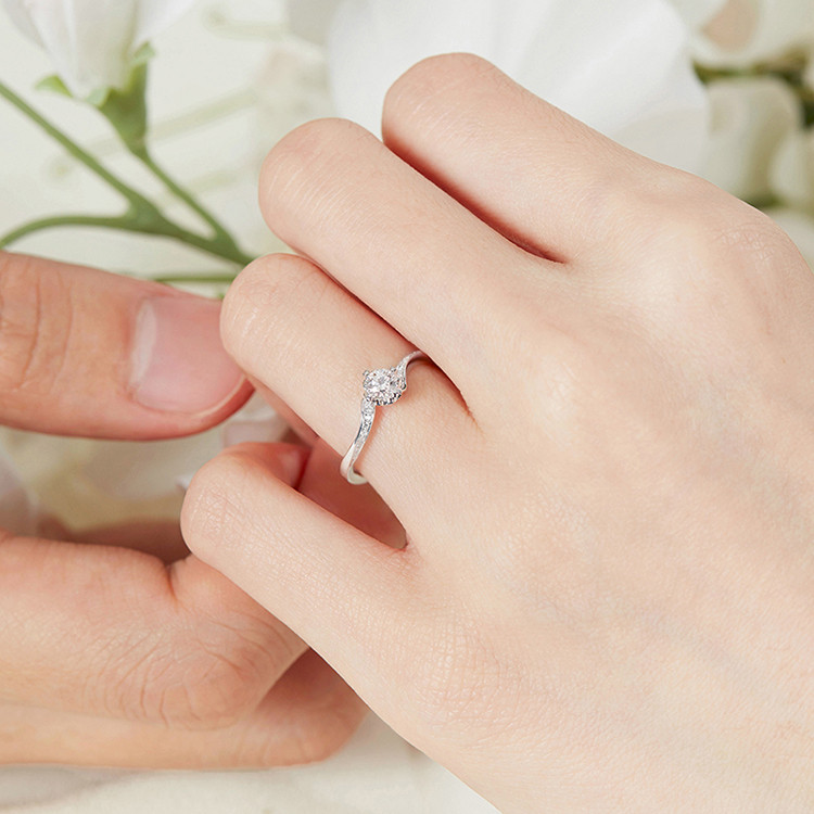 六福珠宝爱很美系列18k金钻石戒指排镶钻戒婚戒闭口女