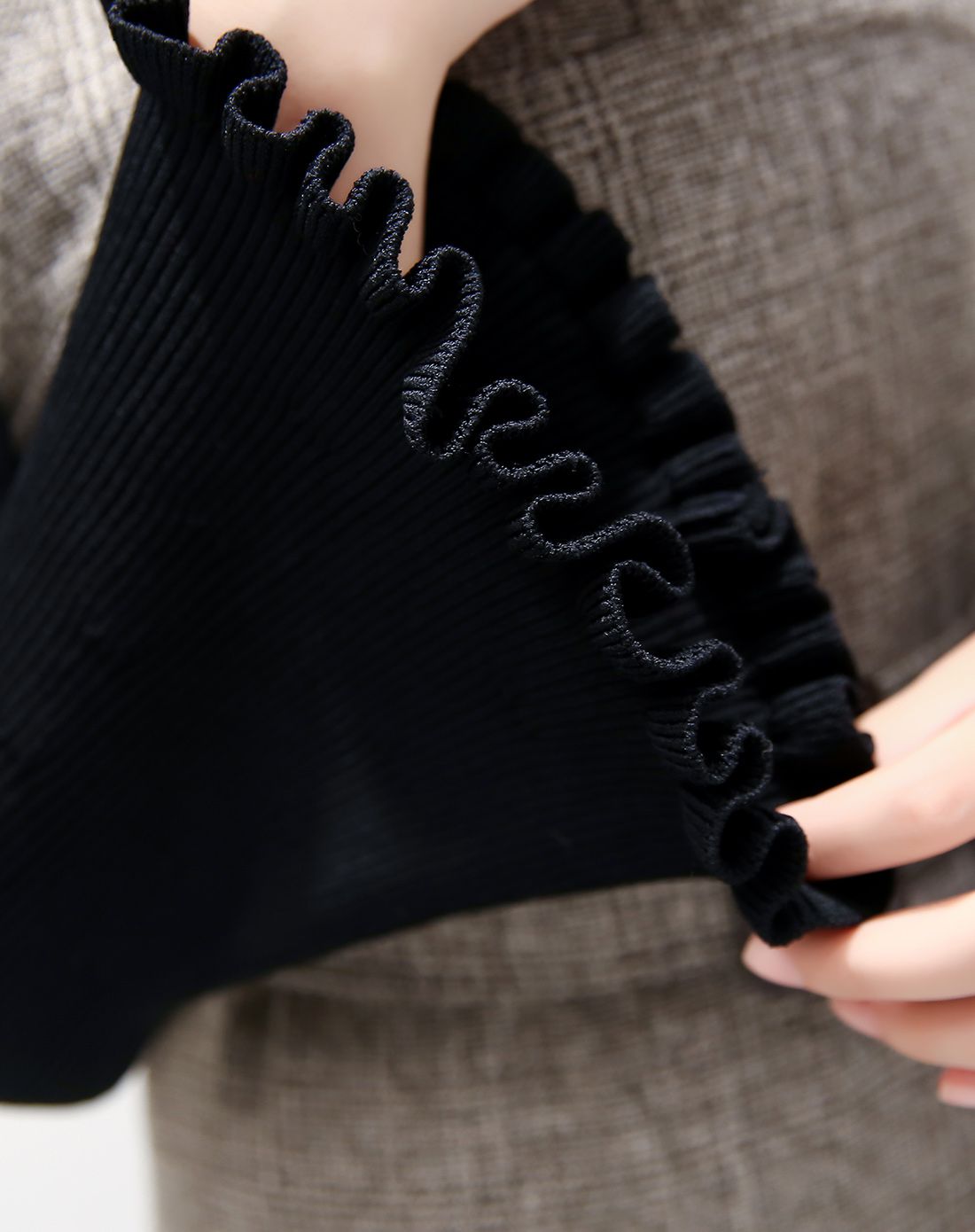 VEE咖啡色圆领喇叭袖上衣配背心裙套装V641