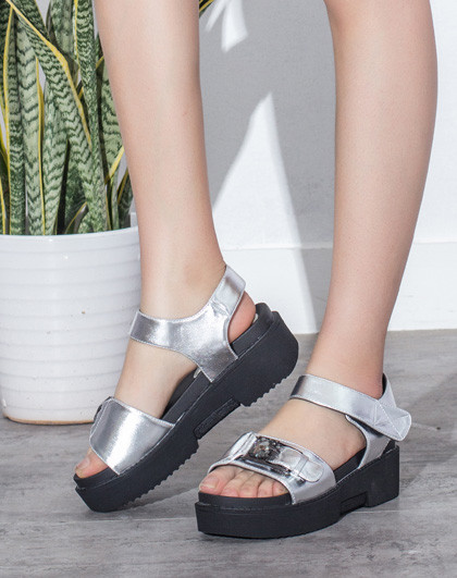 2017年新款 名典休闲pu亮面水钻搭扣学生厚底凉鞋银色