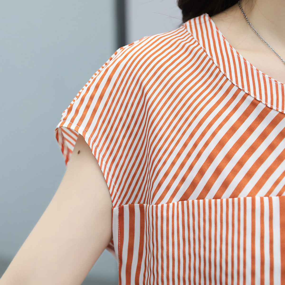 【2019夏新品】女款条纹拼接连肩袖小衫 a字短裤套装