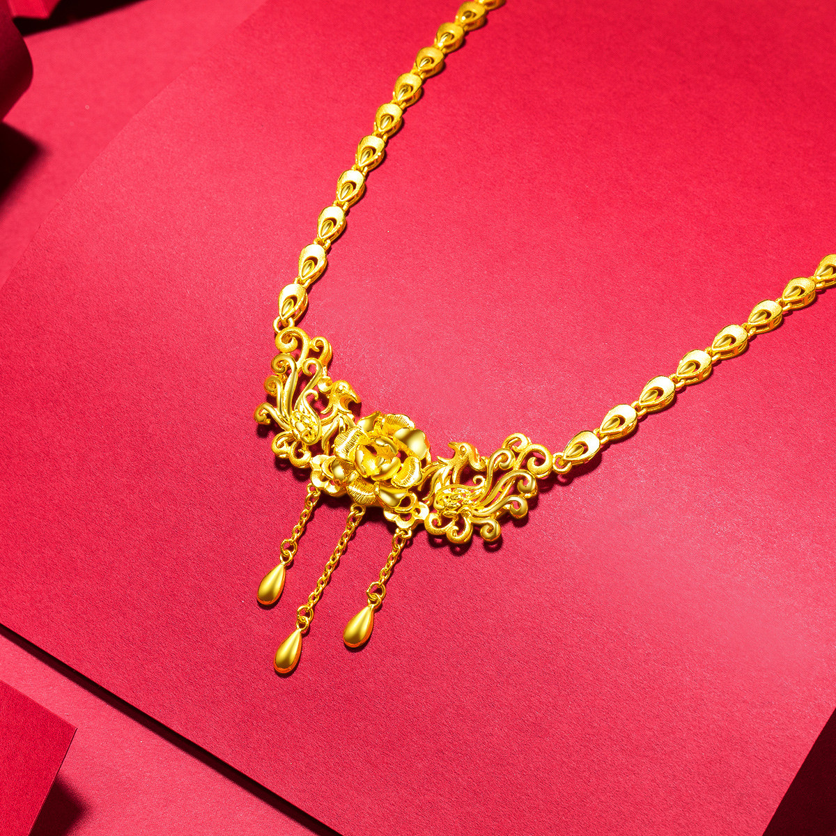 Tiffany & Co. 在迪拜世博会高级珠宝展重新演绎 1939 年世博会典藏项链。 - Iconicmen
