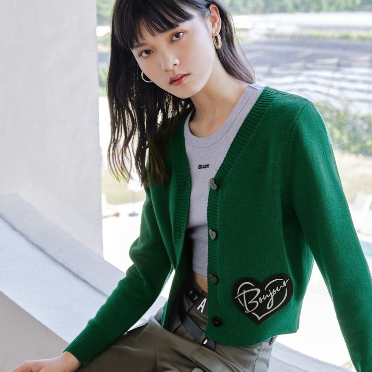 Vero Moda 2023早秋新款甜美可爱心形图案v领长袖针织开衫女针织 In Green