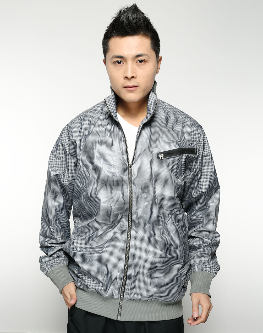 男子灰色开身茄克