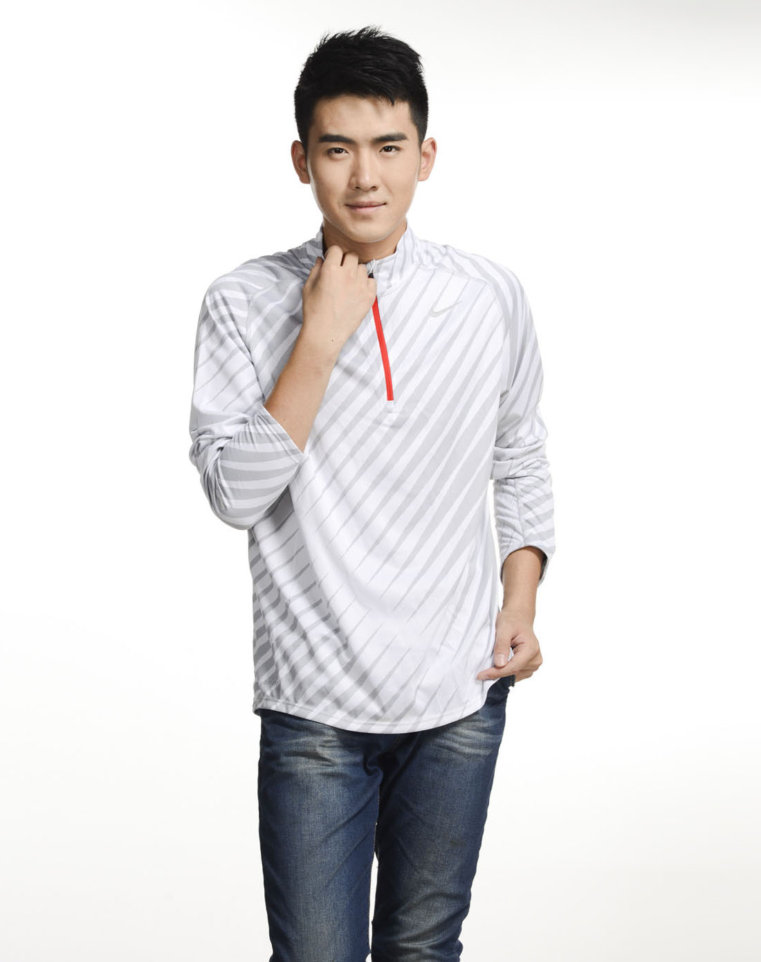 男子白色长袖套头衫