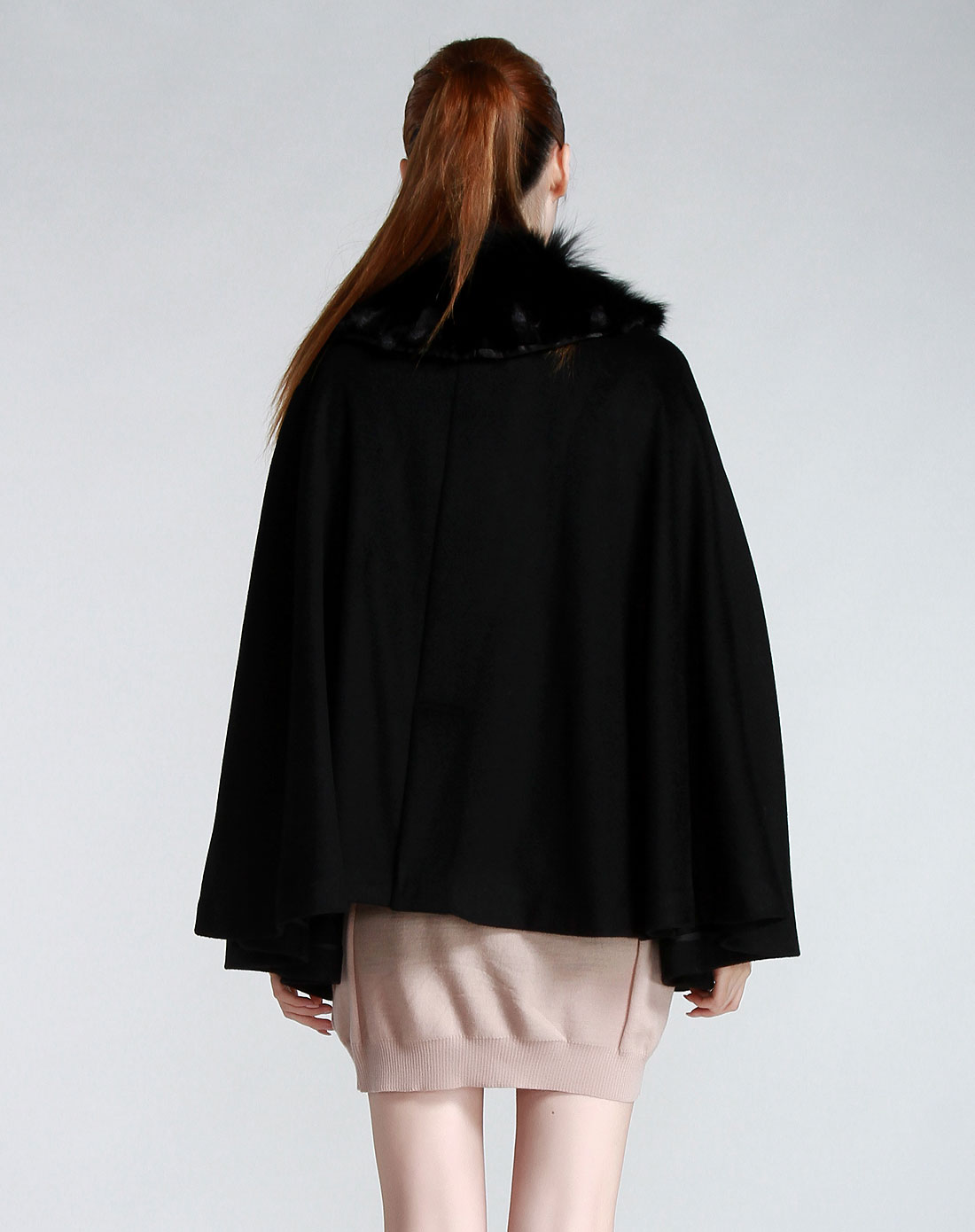 黑色时尚气质精致毛领披风