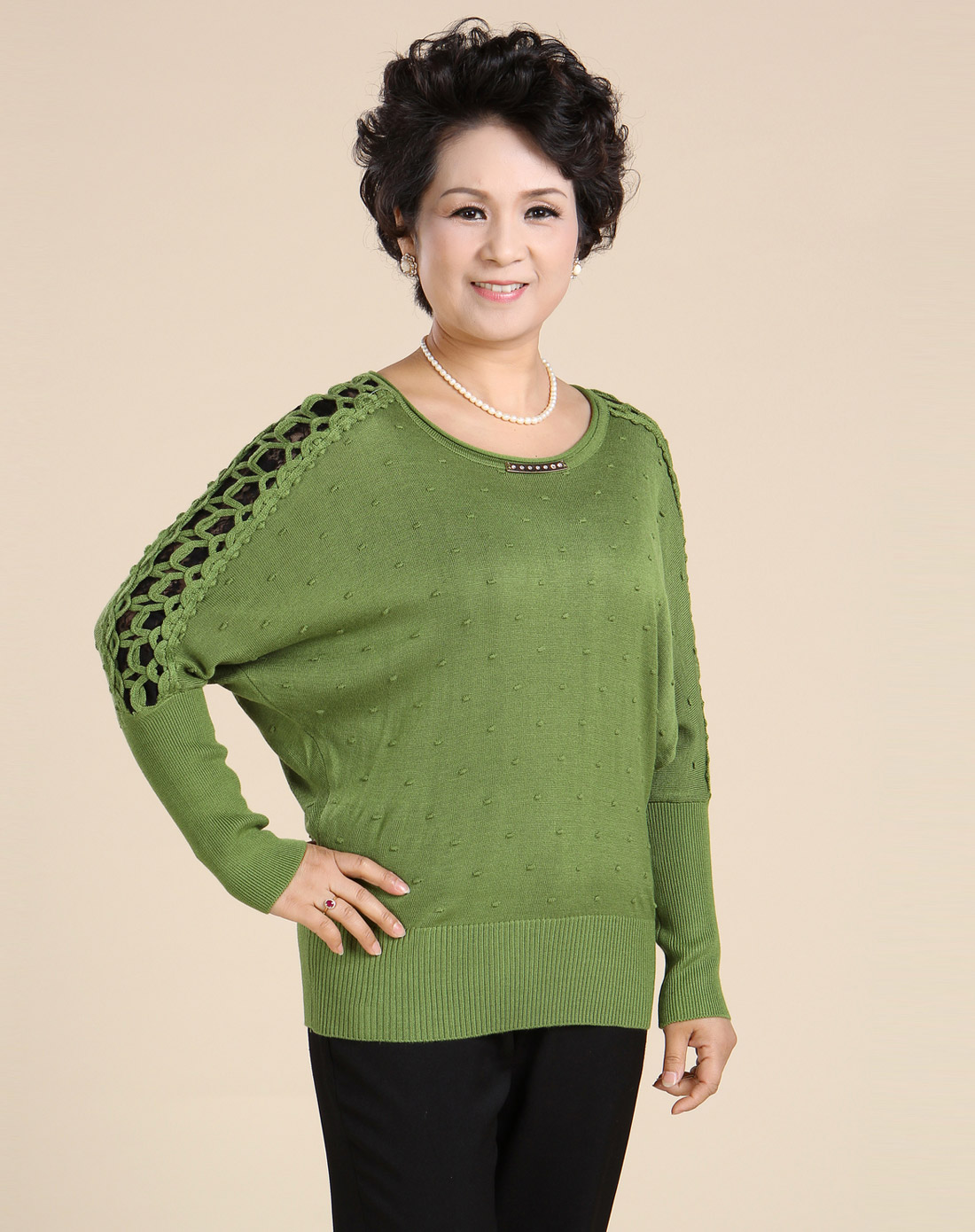 绿色时尚镂空肩针织圆领蝙蝠衫