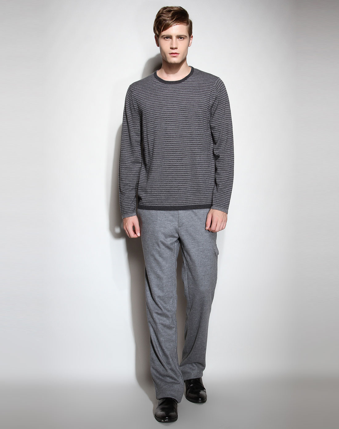 炭灰色圆领条纹长袖针织衫