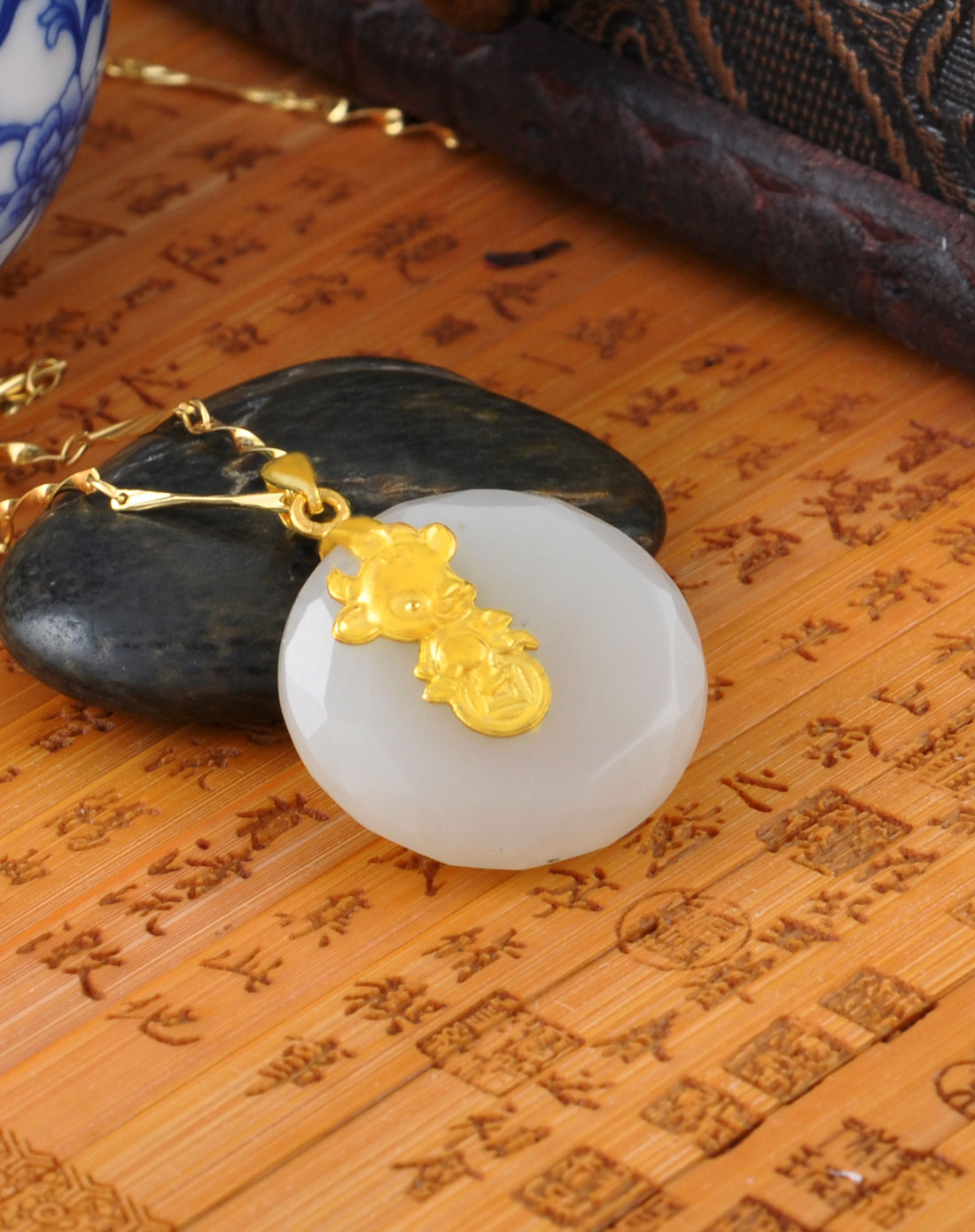 千足金镶和田玉吊坠生肖祝福-大力牛(赠送金色银链)