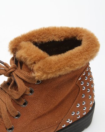 杏棕色铆钉低跟短靴