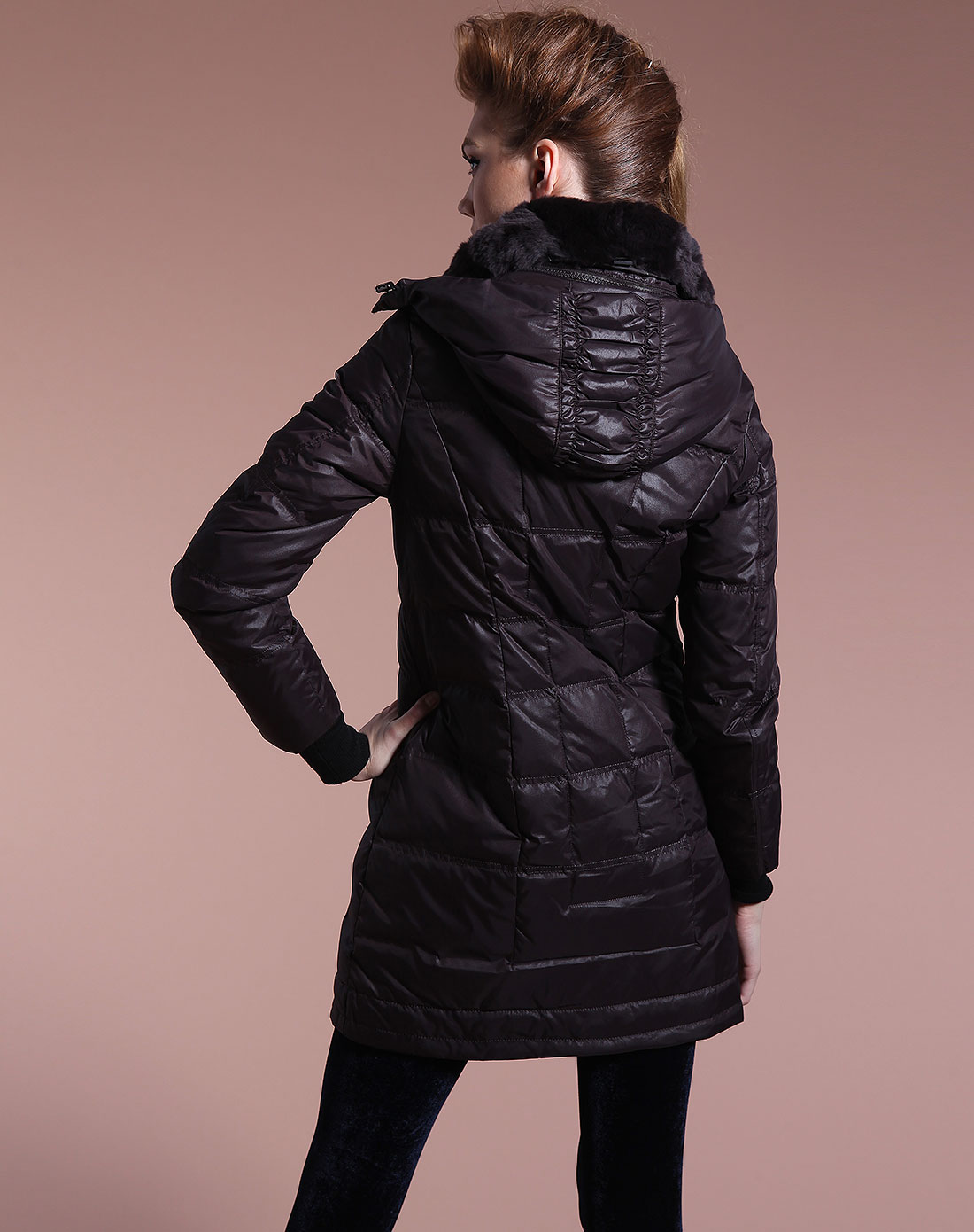 女款巧克力色中长款时尚修身羽绒服