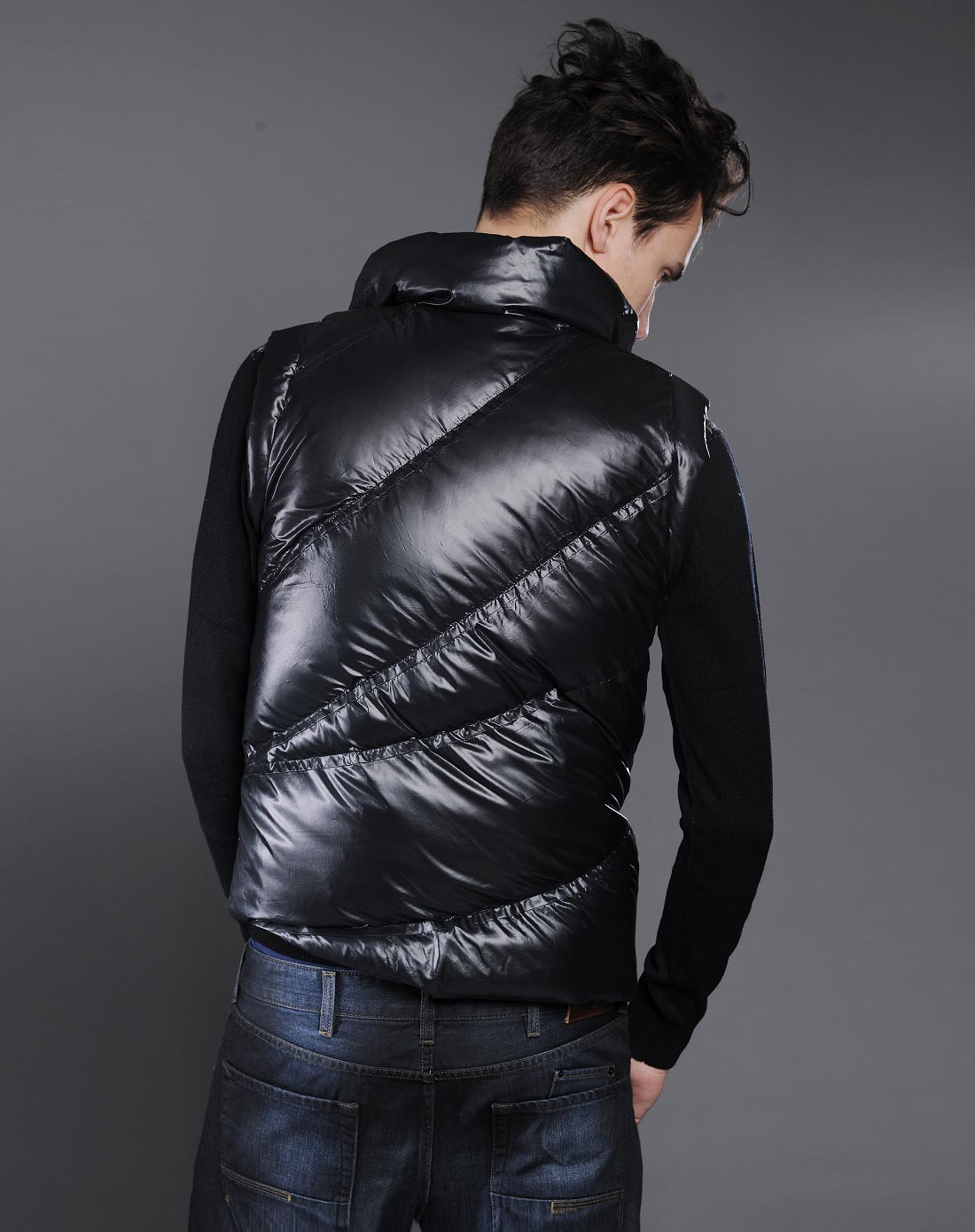 利郎 酷感霸气黑色羽绒马甲