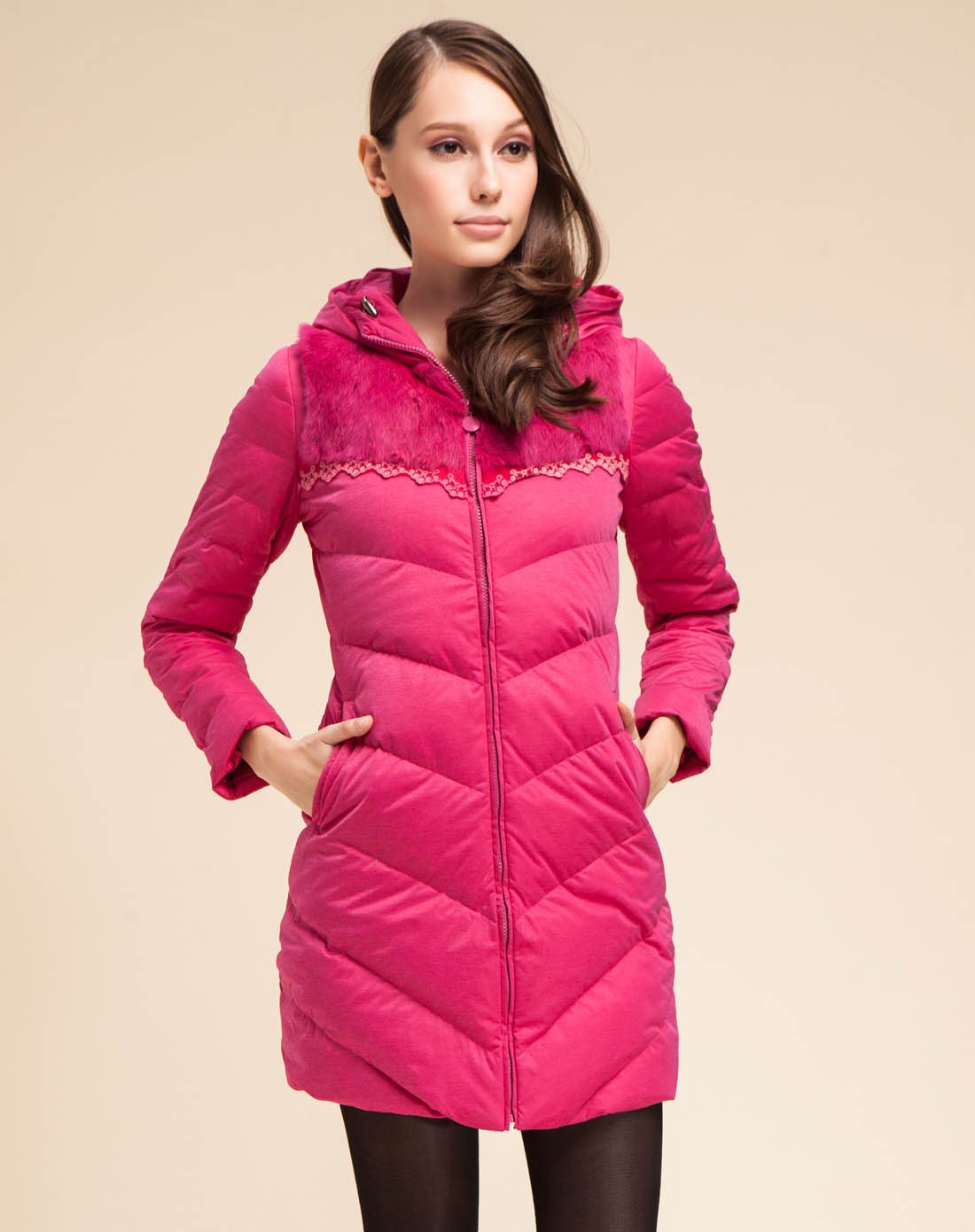 玫红色连帽潮流长袖长款羽绒服