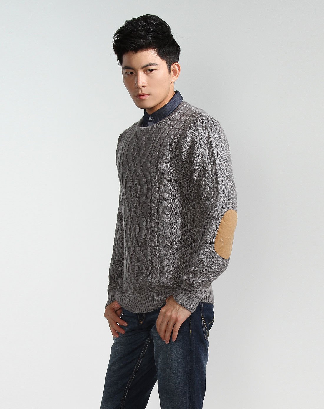 男款浅灰色毛衣