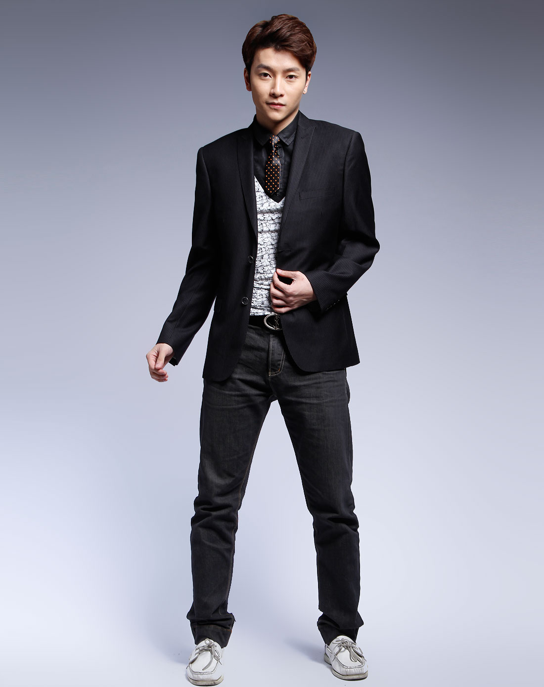 黑色条纹长袖西服