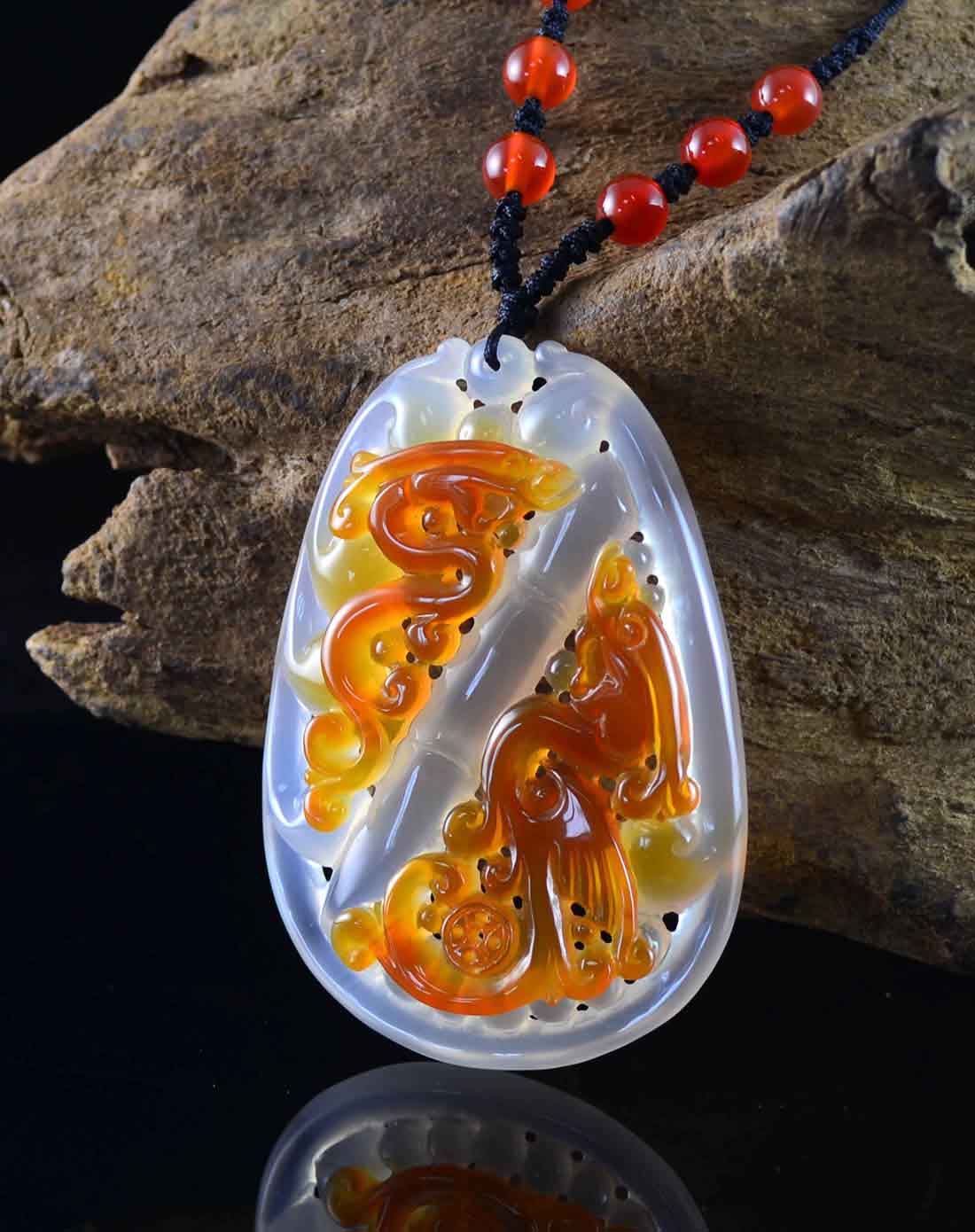 冰彩玉髓双龙吊坠(配绳)