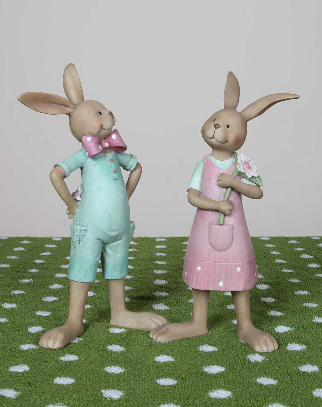 男兔手叉腰/女兔抱花盆摆件(两个装)