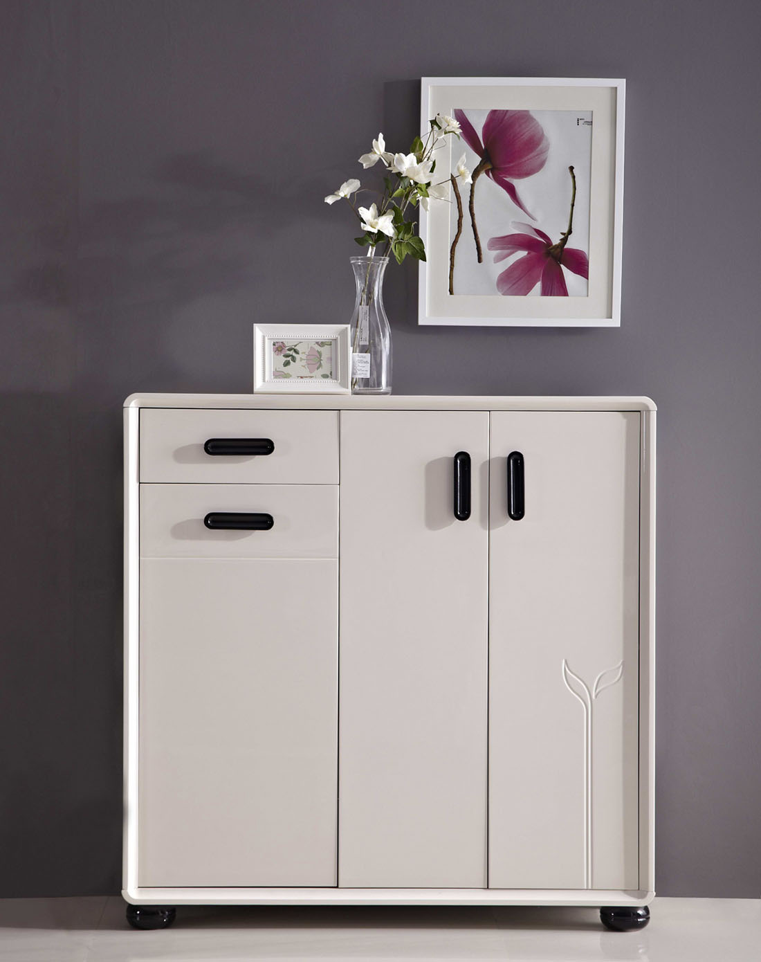 > 现代烤漆三门鞋柜