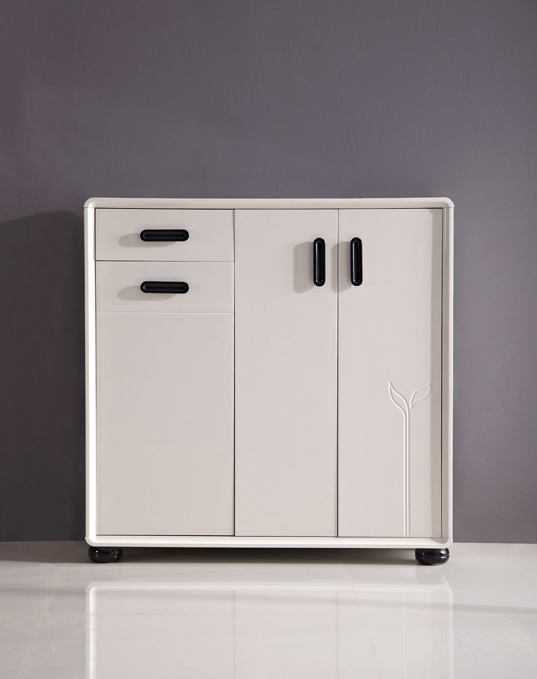 > 现代烤漆三门鞋柜