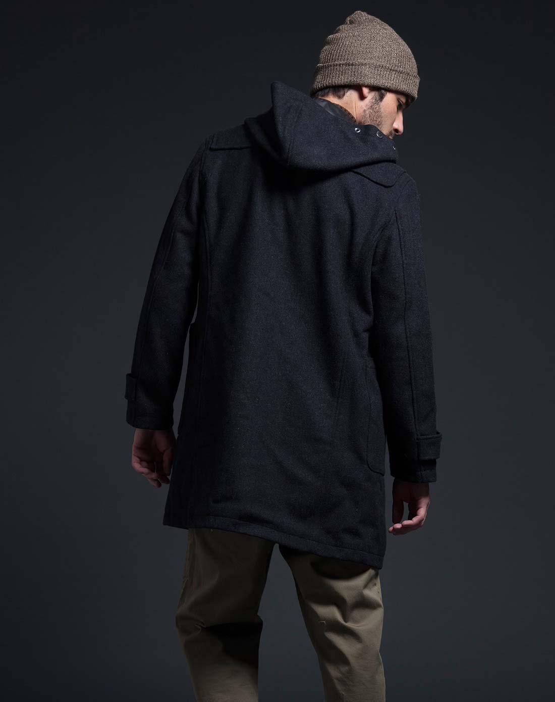 男款炭灰色牛角扣毛呢长大衣