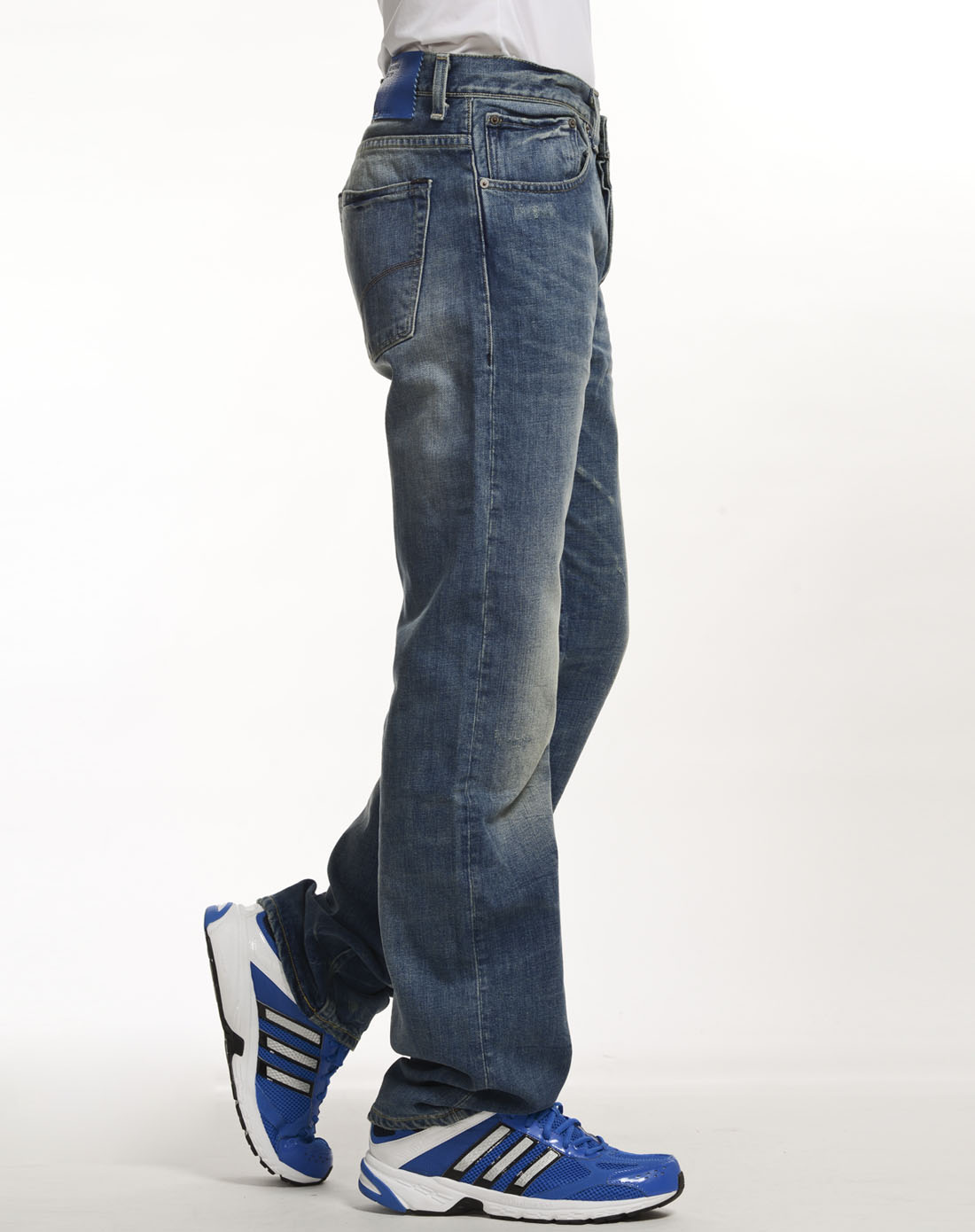 男子蓝色牛仔裤