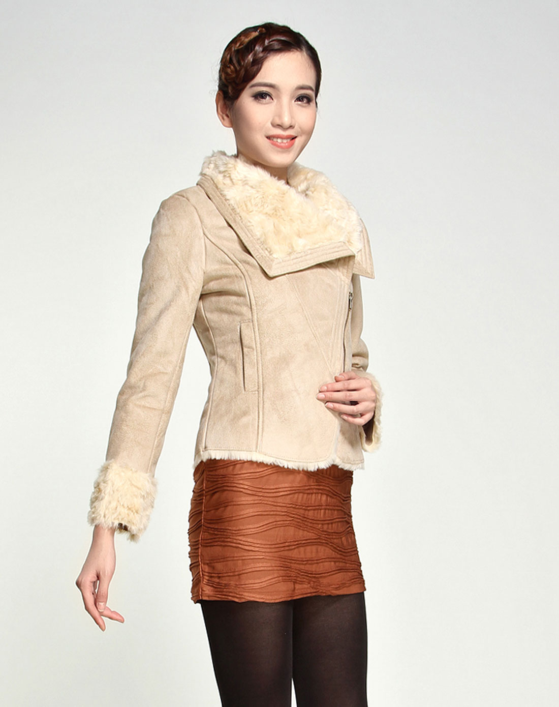 浅米驼色毛领时髦长袖外套