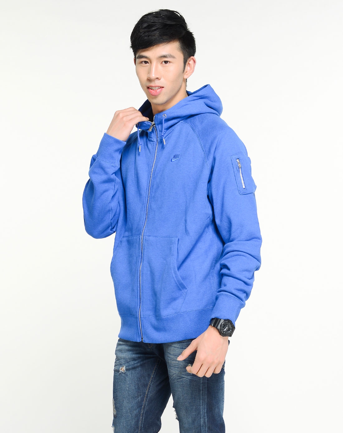 男子蓝色开身连帽衫