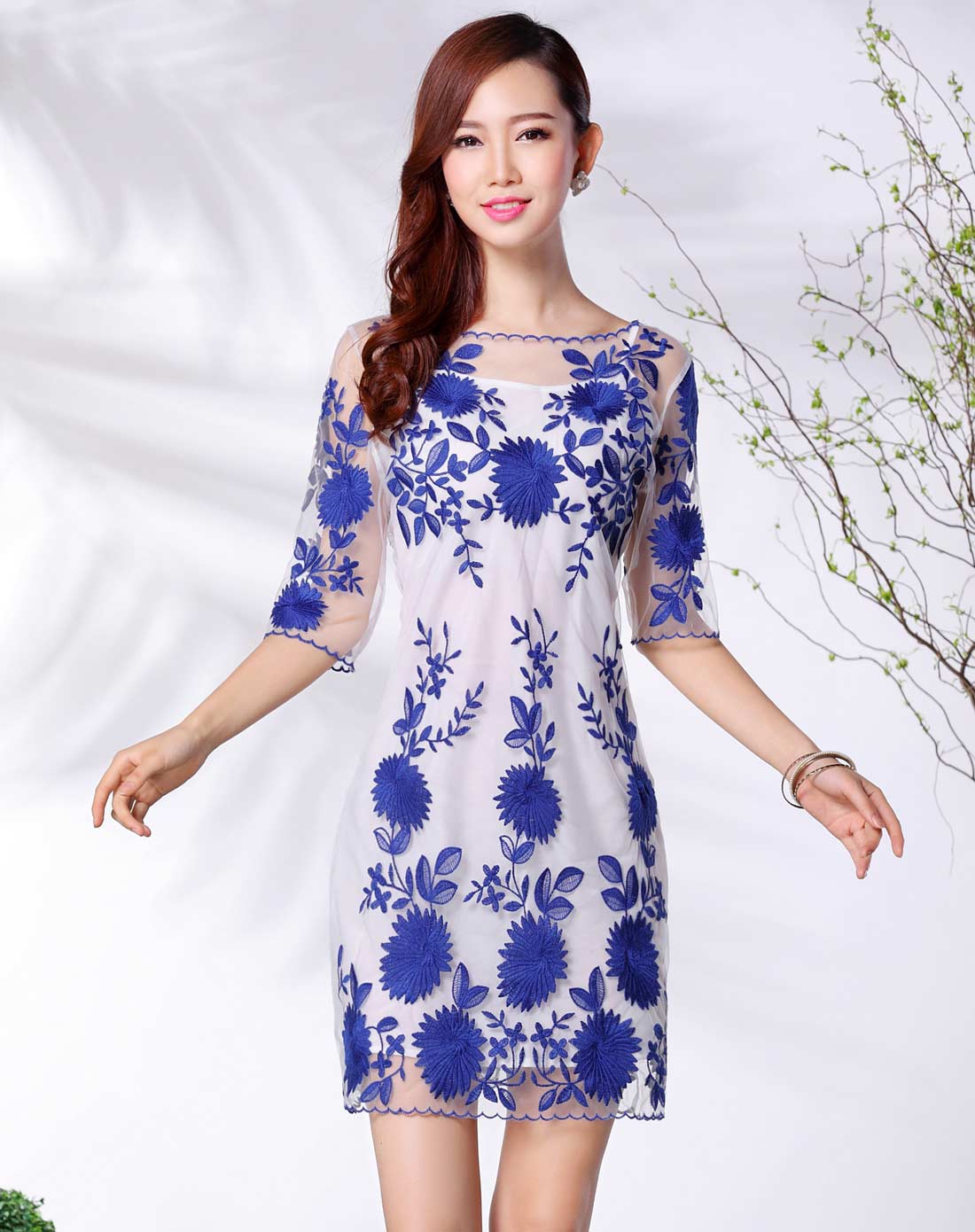 蓝色清雅网纱绣花中袖连衣裙