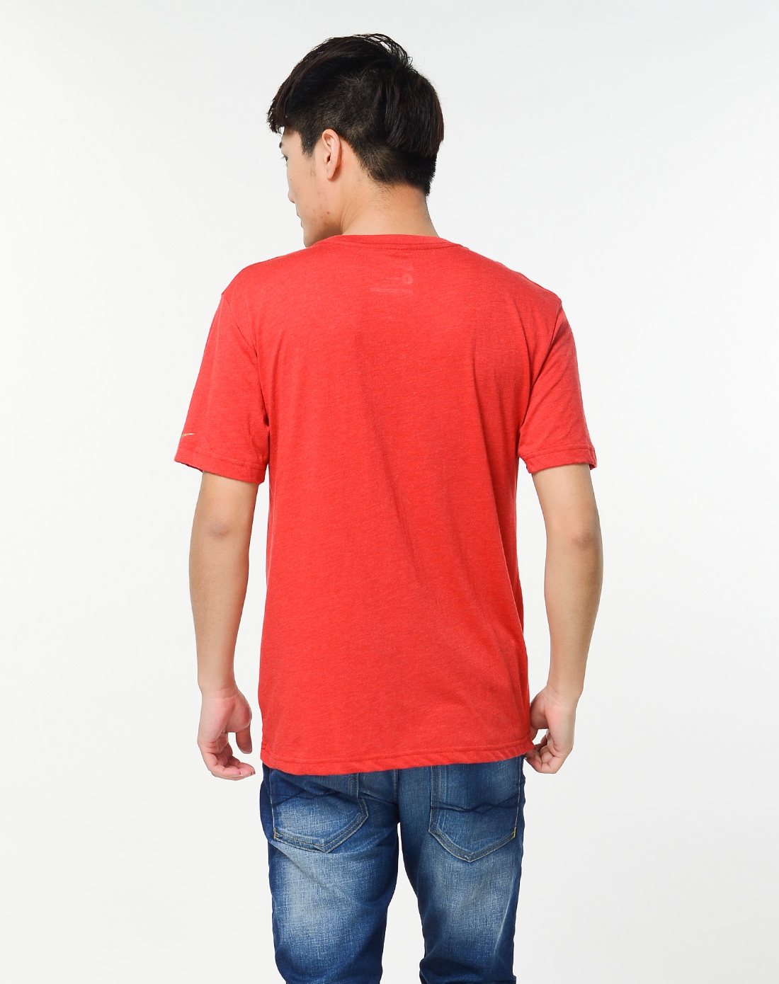 男子红色短袖t恤