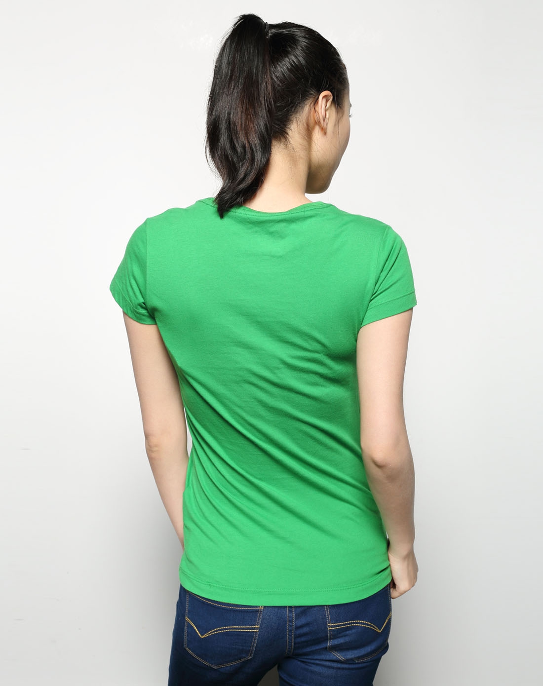 女子绿色短袖t恤