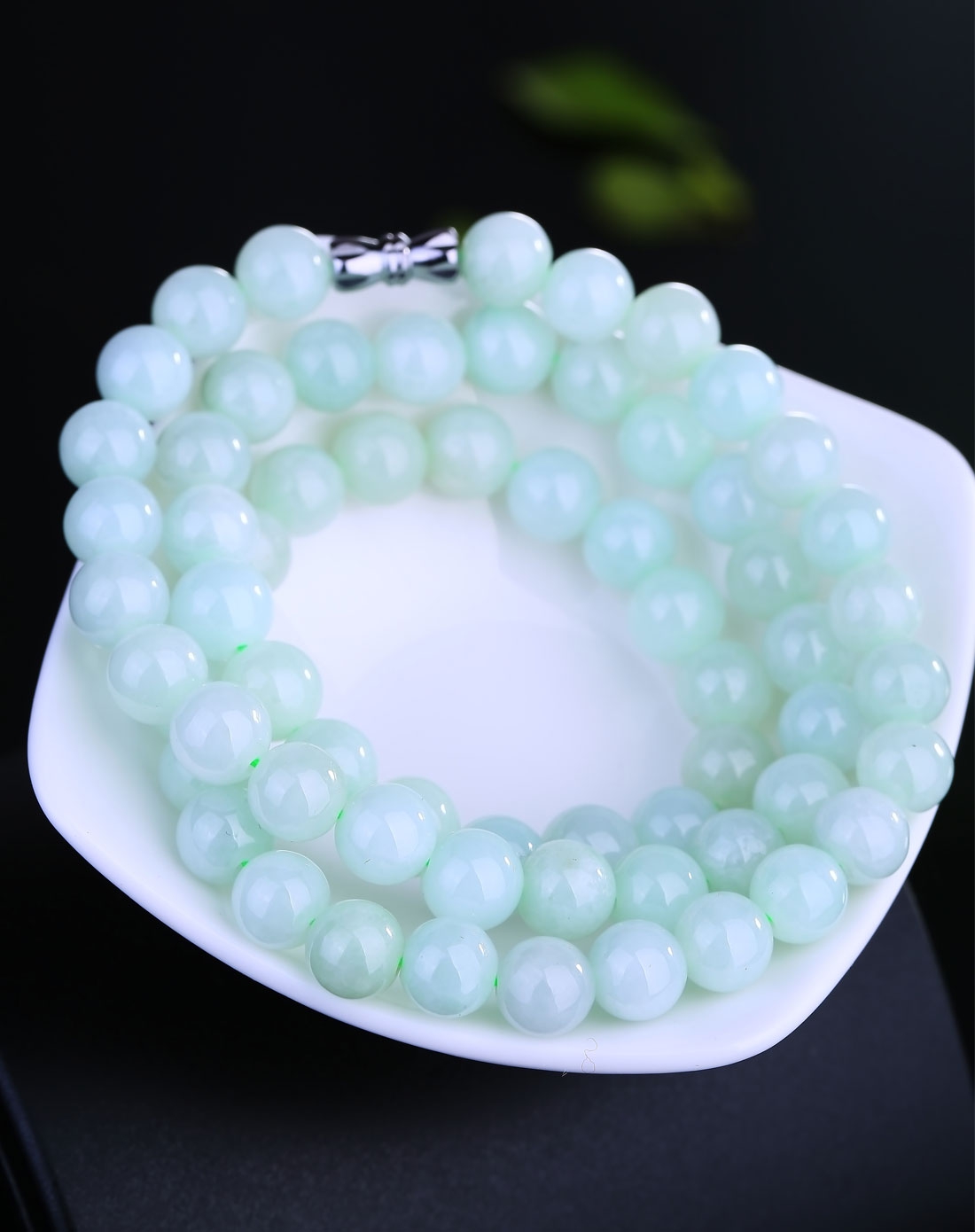 细腻冰糯种豆绿色翡翠项链