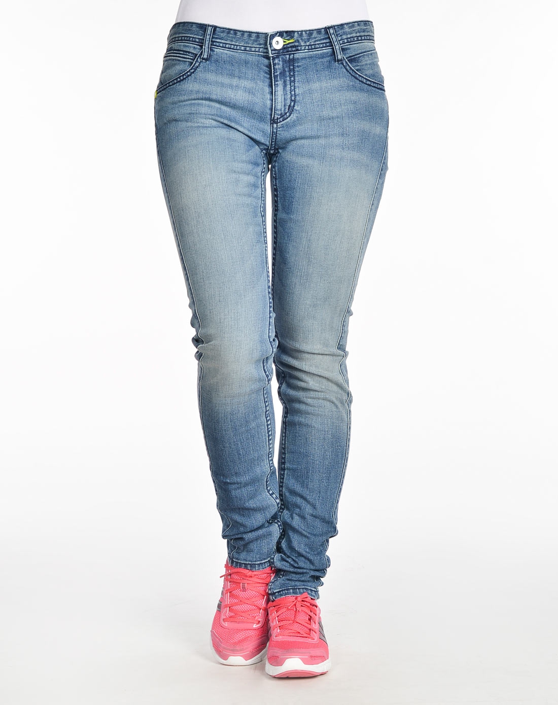 女子浅蓝色牛仔裤