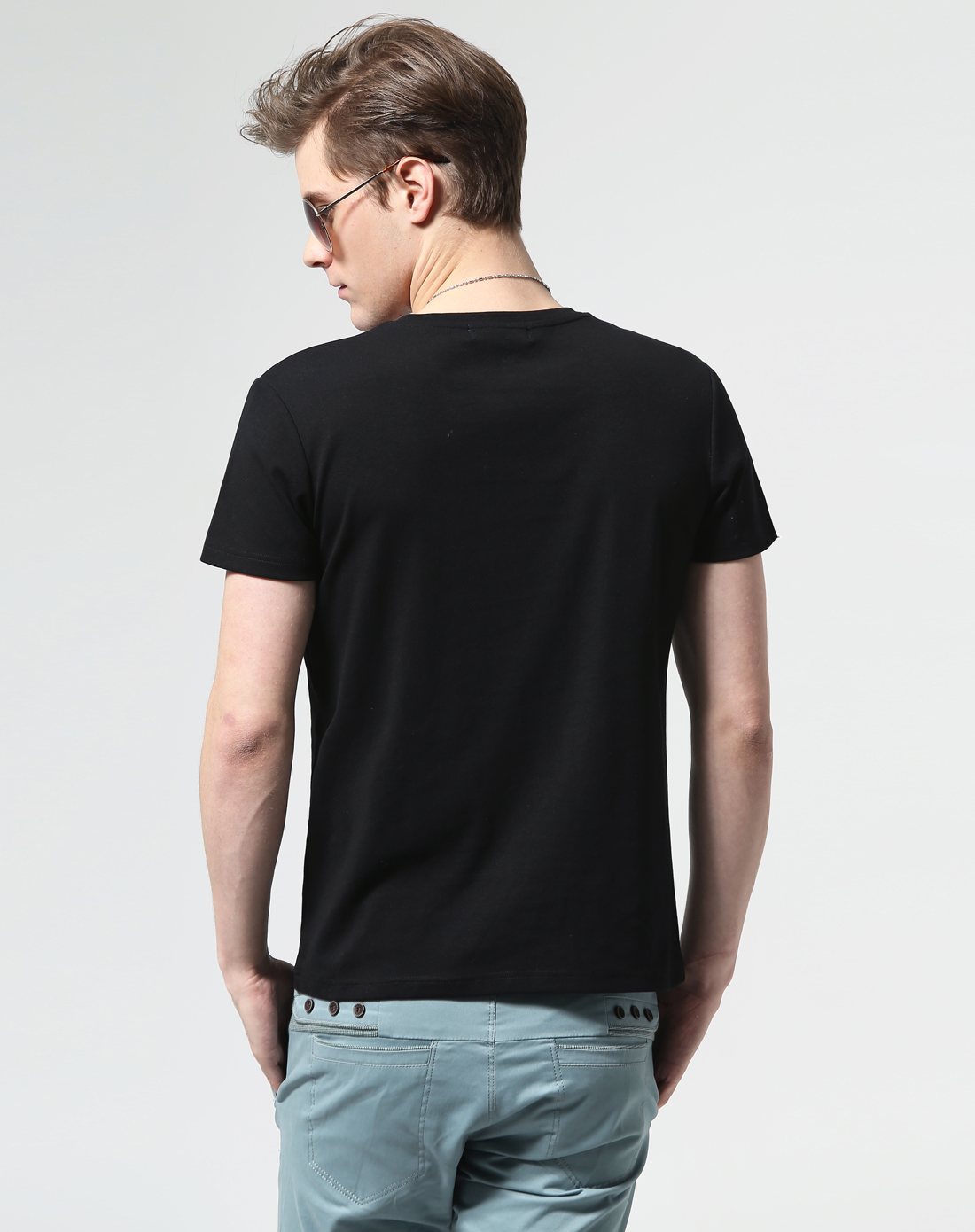 黑色v领胸口豹头点缀短袖t恤