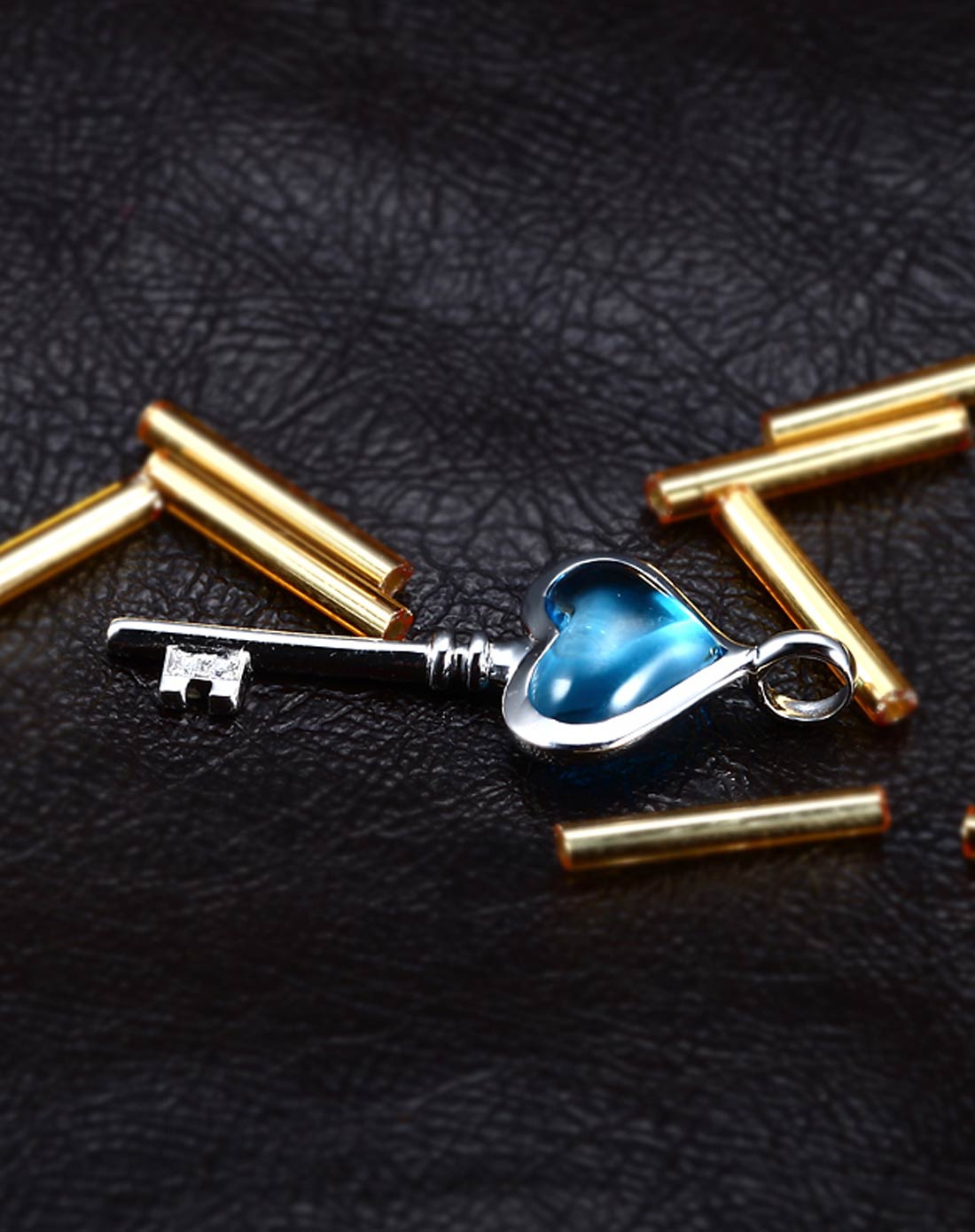 蓝色宝石心形托帕石钥匙白金吊坠