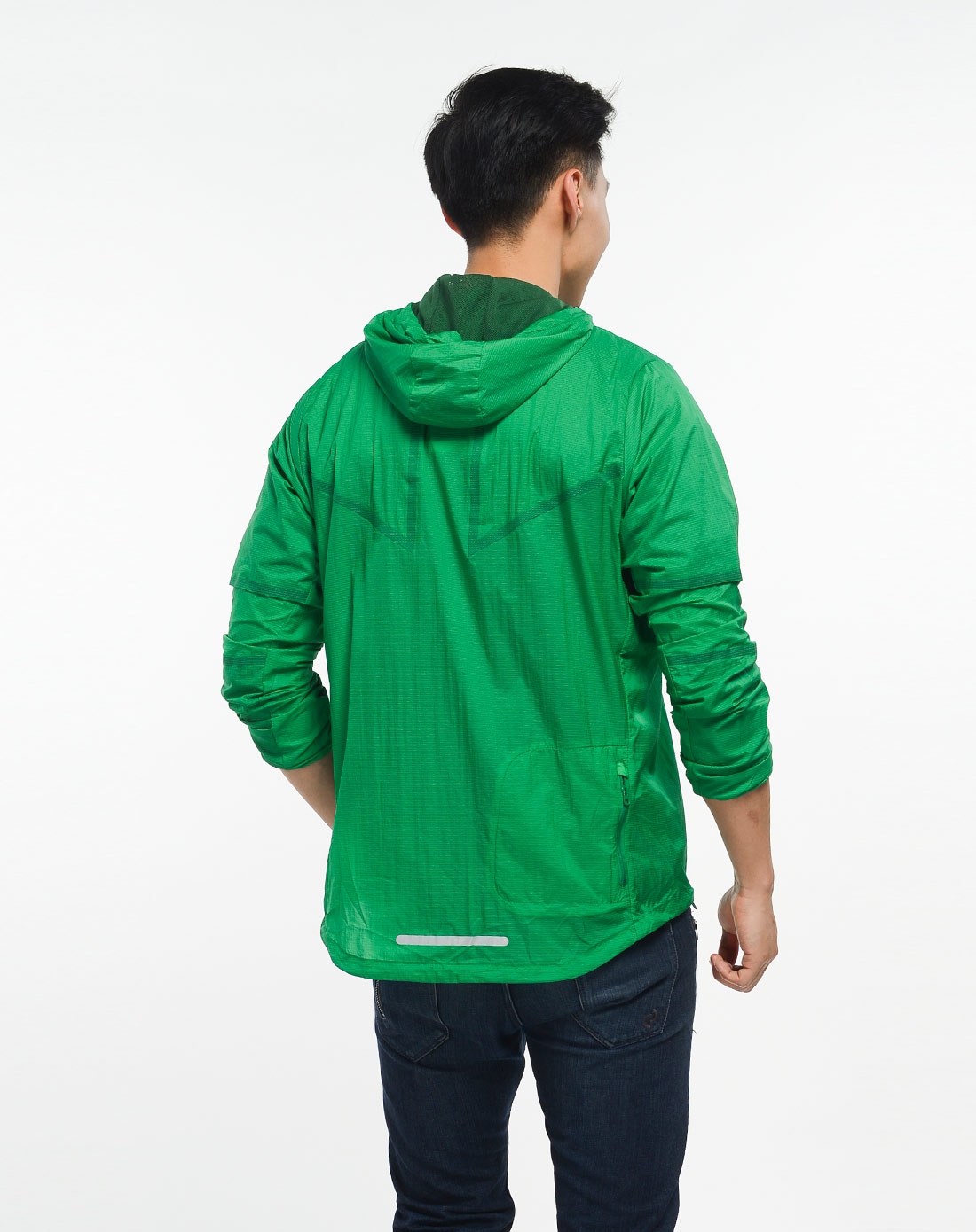 男子绿色连帽夹克