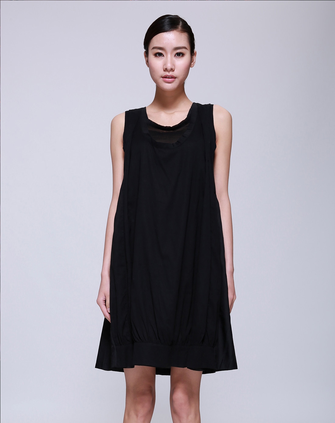 黑色休闲无袖连衣裙