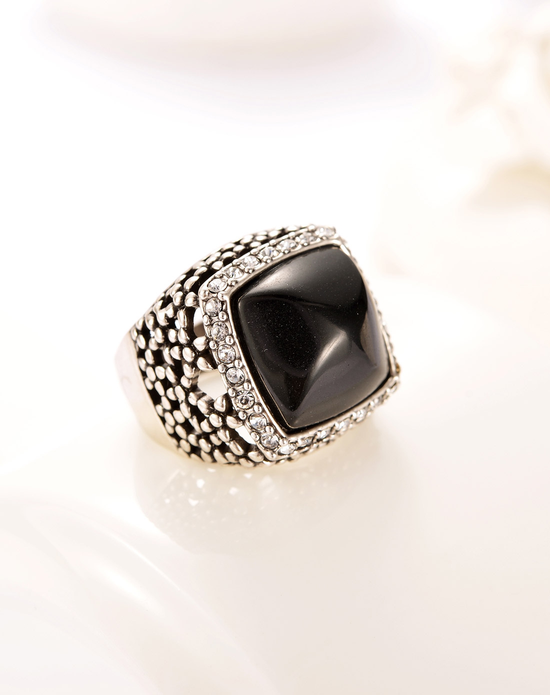 黑钻造型戒指