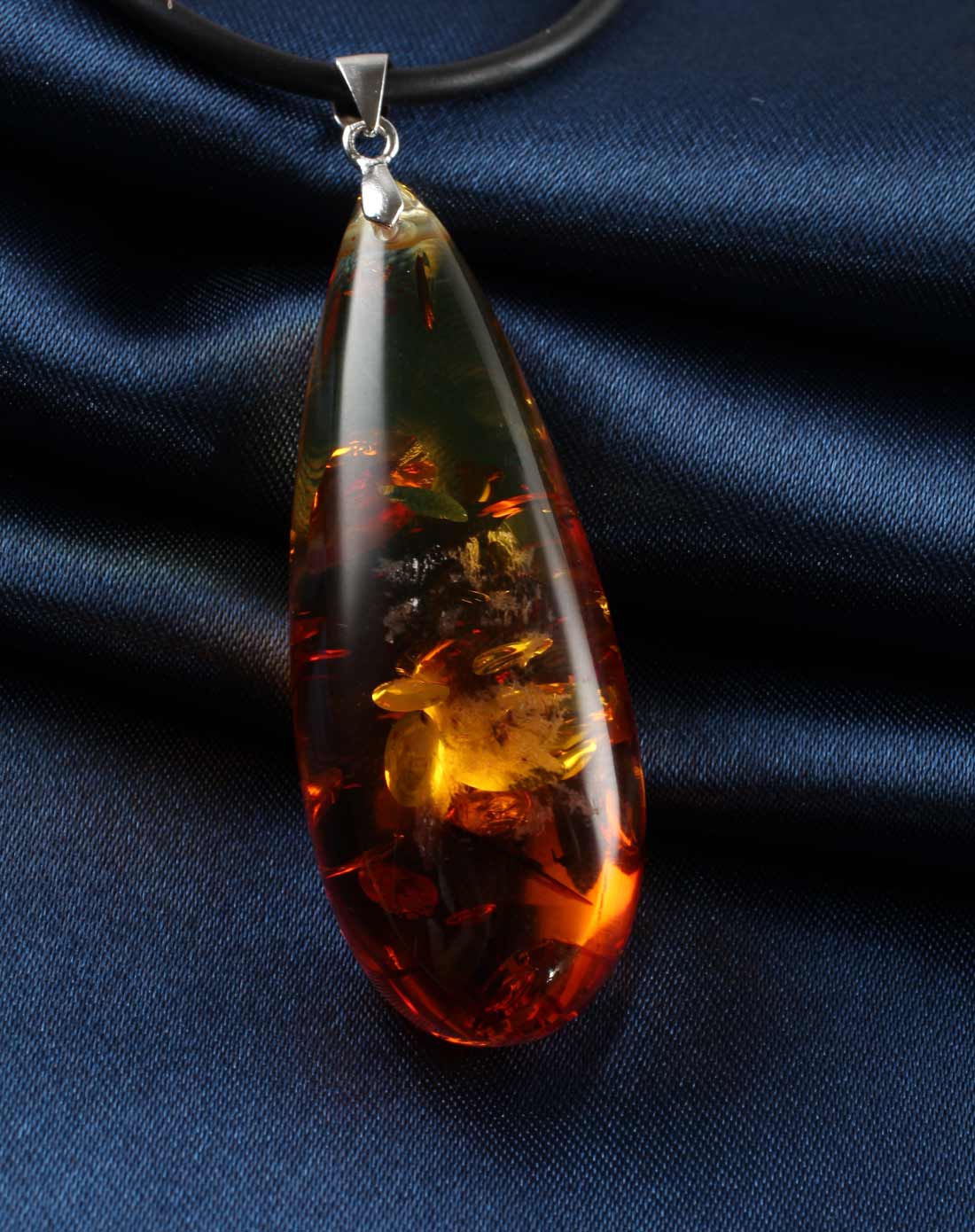 中性晶莹剔透随行状琥珀吊坠(附证书)