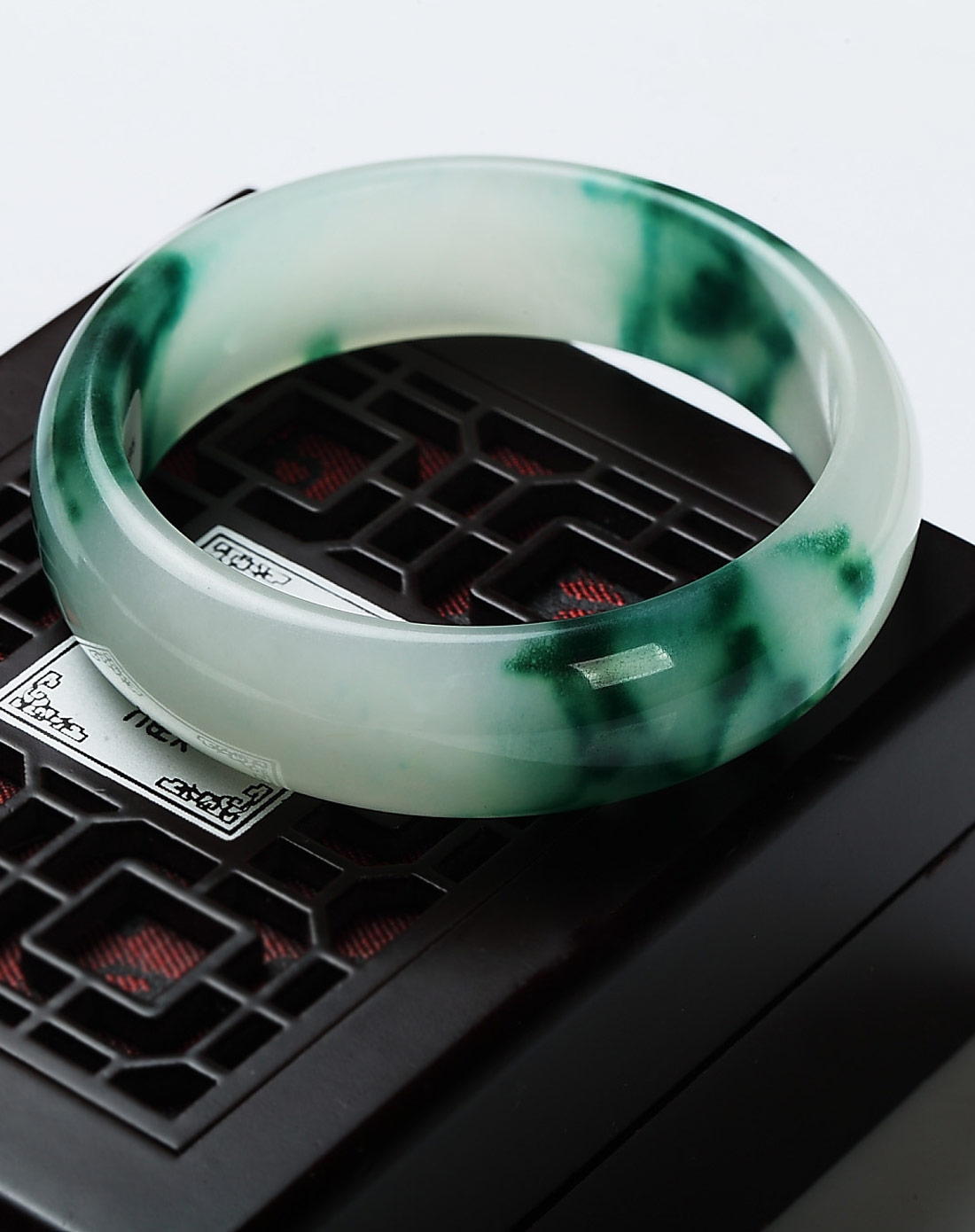 女款斑点绿色石英岩质玉手镯(附证书)