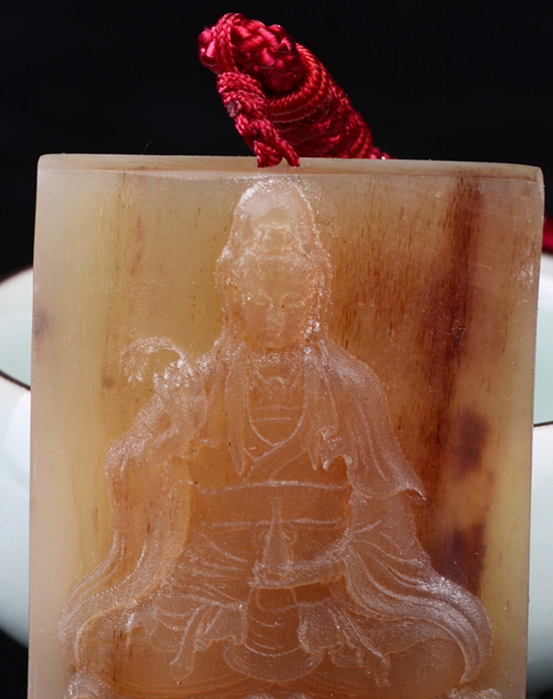 天然羚羊角 带血丝雕刻观音牌挂件